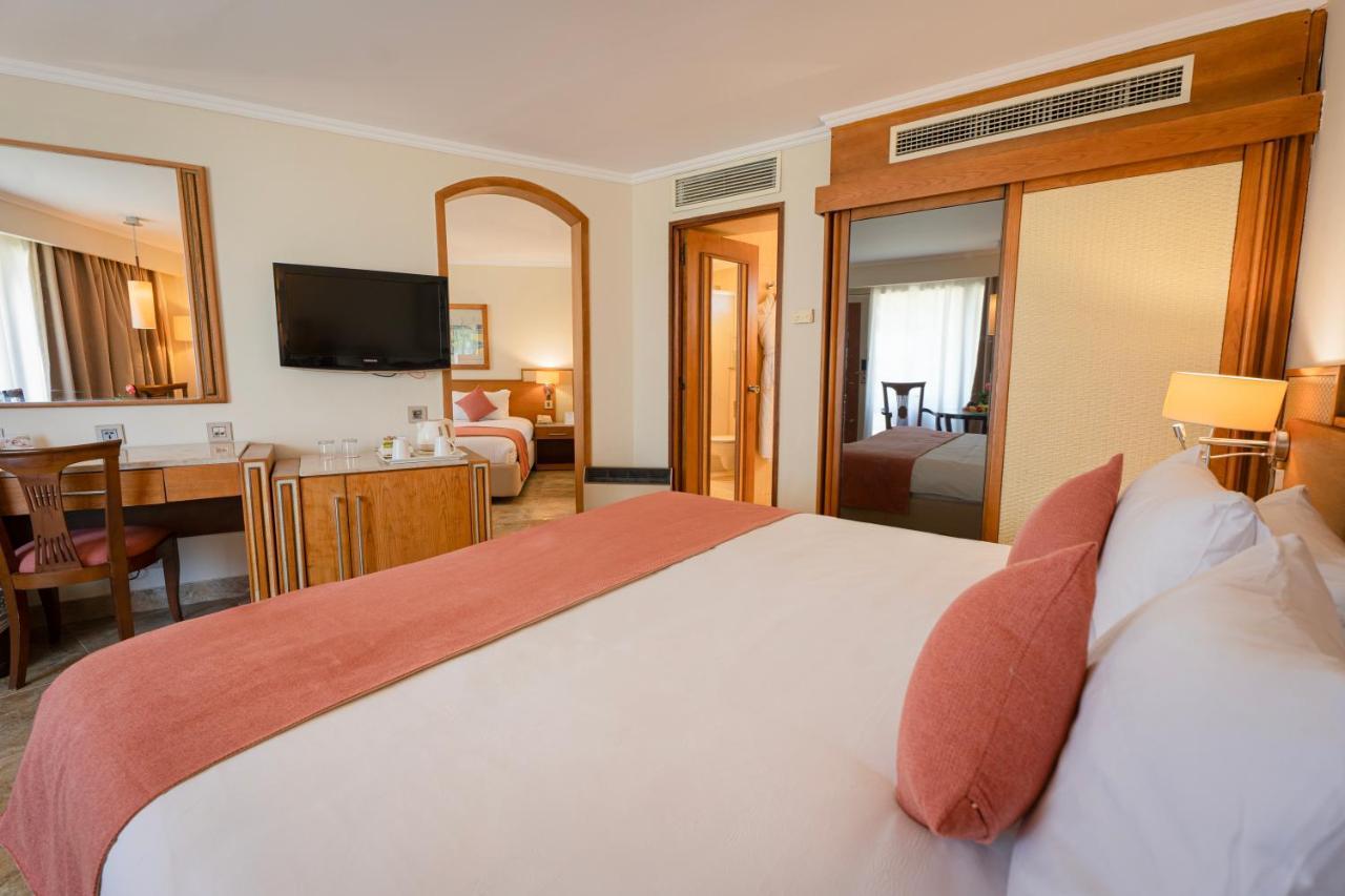 Jolie Ville Hotel & Spa Kings Island Luxor Eksteriør billede A suite at the Hilton London Heathrow