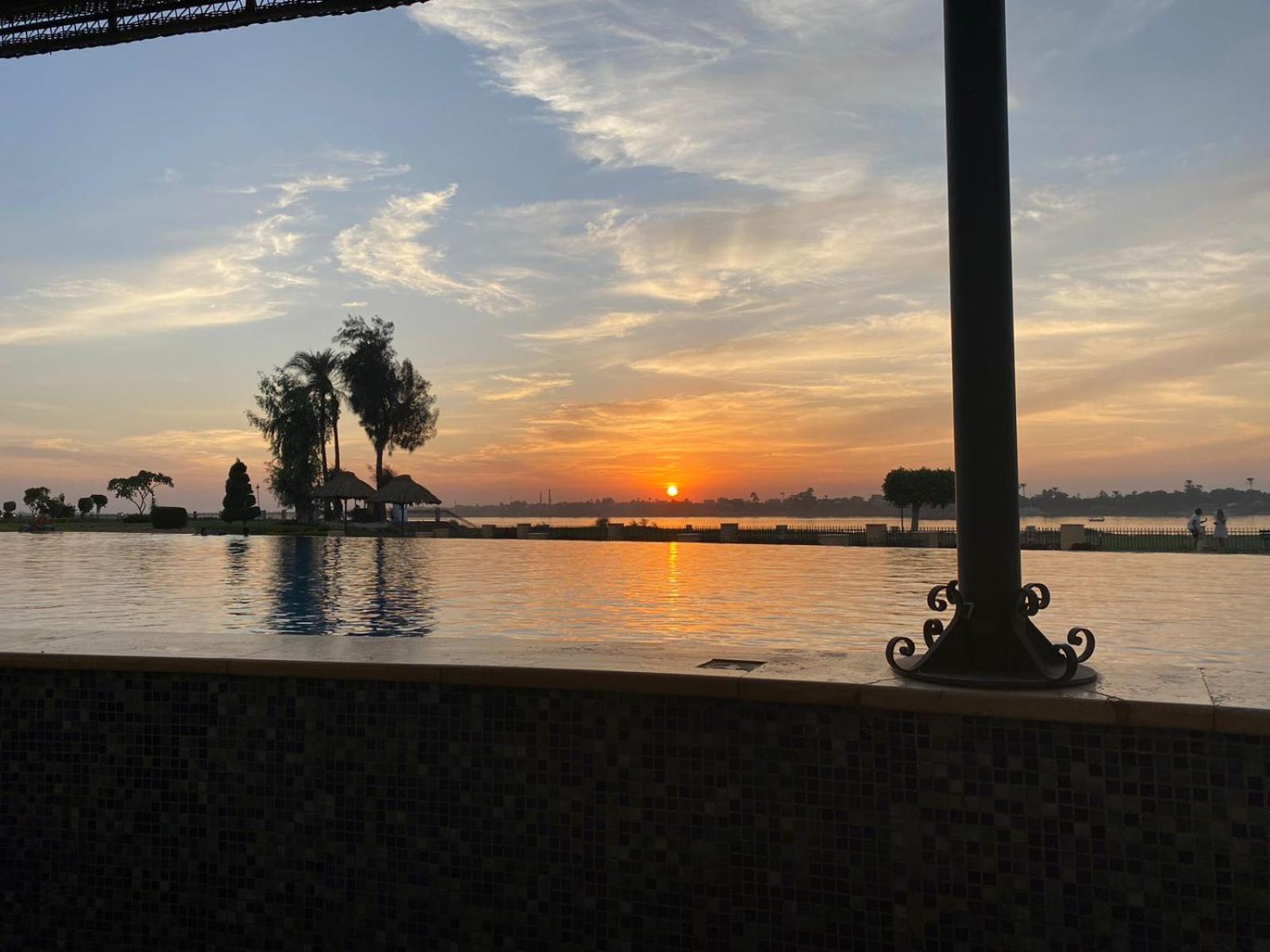 Jolie Ville Hotel & Spa Kings Island Luxor Eksteriør billede Sunset at the lake