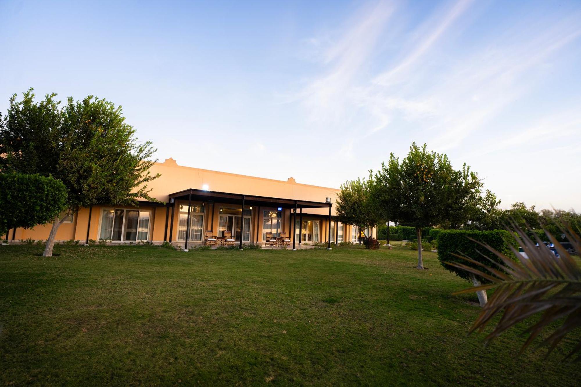 Jolie Ville Hotel & Spa Kings Island Luxor Eksteriør billede The clubhouse at the club's headquarters in the village of Kfar Saba