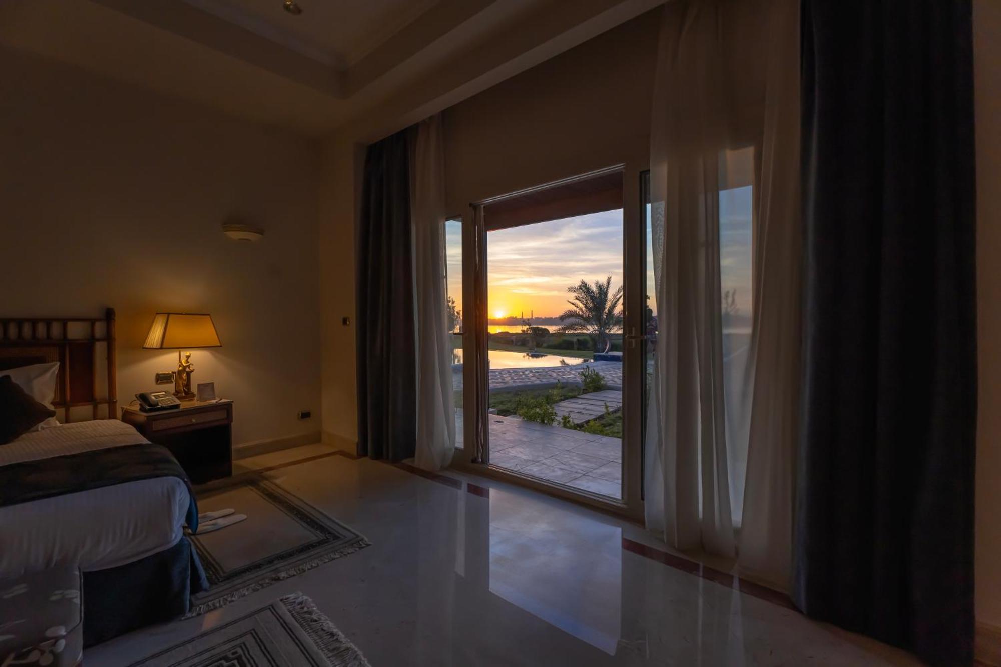 Jolie Ville Hotel & Spa Kings Island Luxor Eksteriør billede Sunset view from a bedroom