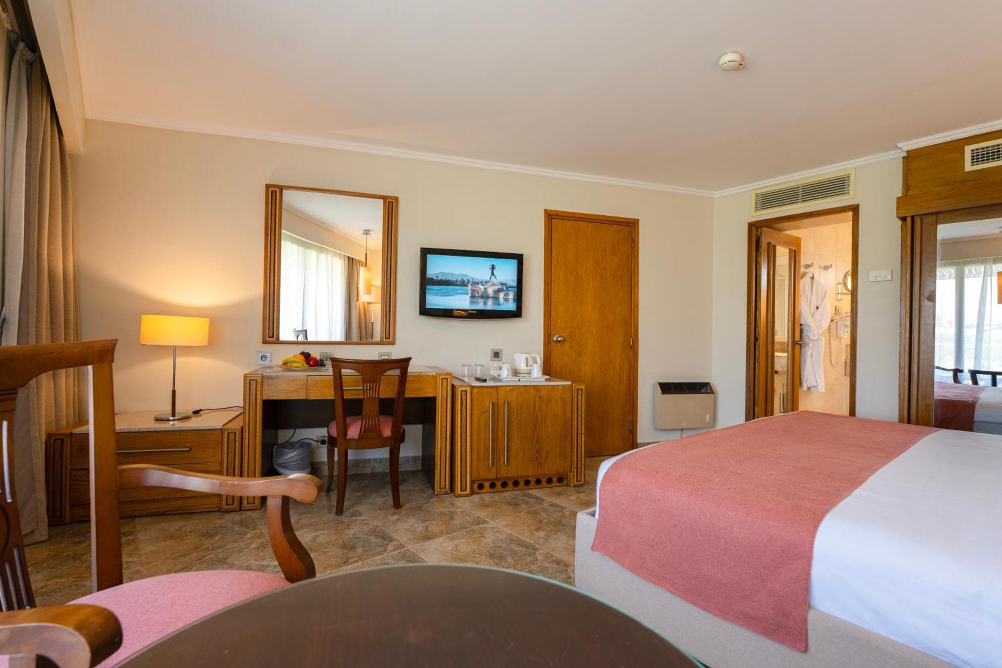 Jolie Ville Hotel & Spa Kings Island Luxor Eksteriør billede A room at the hotel