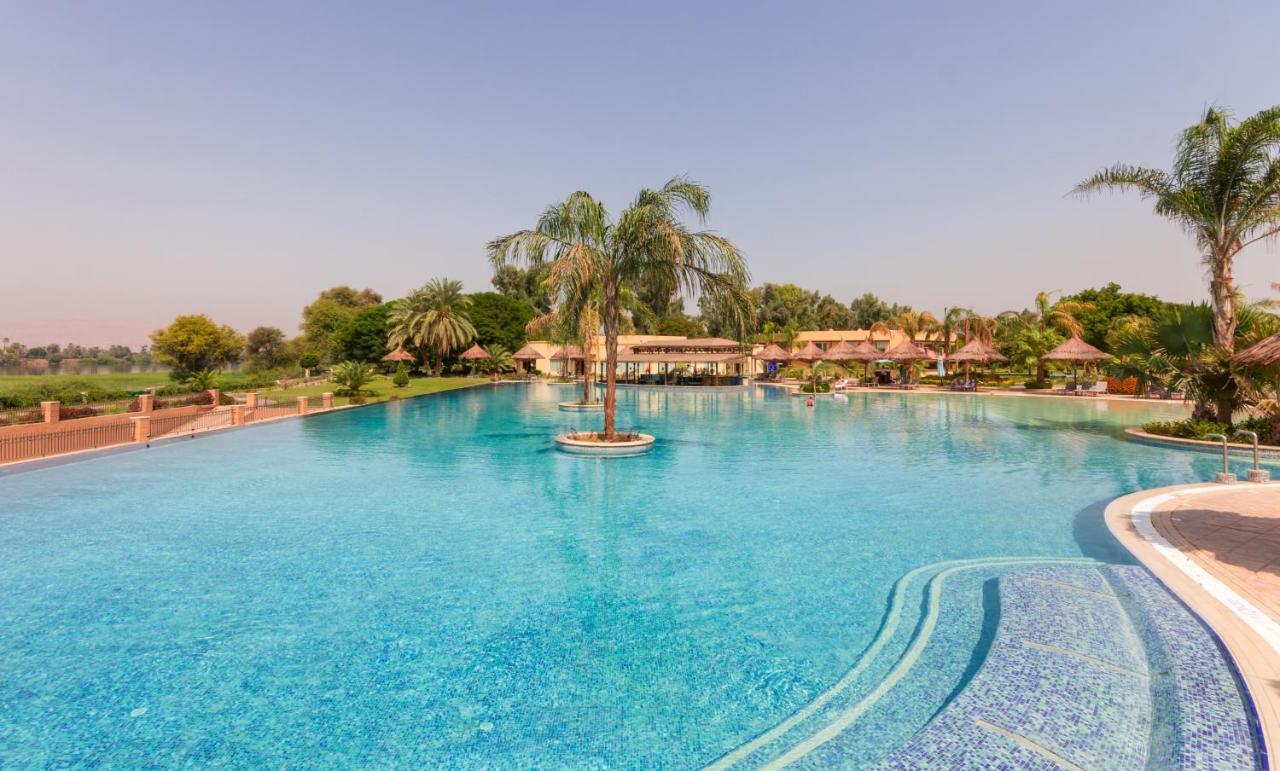 Jolie Ville Hotel & Spa Kings Island Luxor Eksteriør billede The swimming pool at the resort